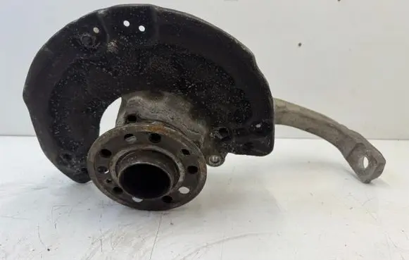 Mercedes-Benz E W213 Front wheel hub 2133303101 A0004213520