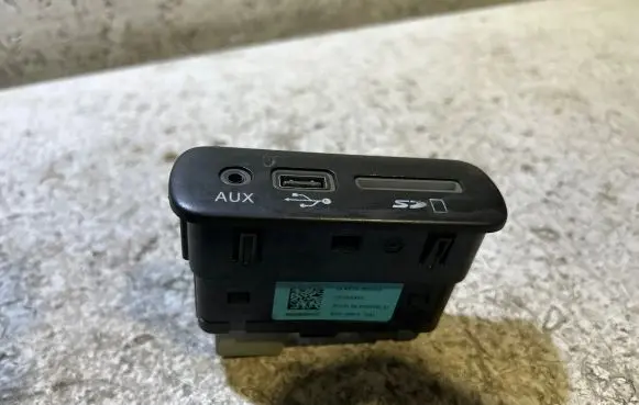 Dodge Challenger USB socket connector 68206384AC 33169193 DAE120915