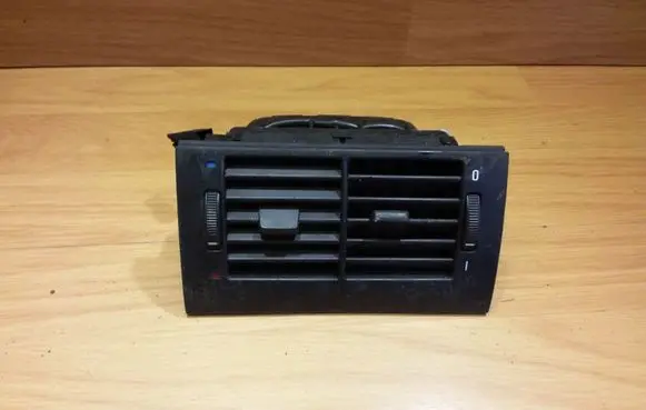 BMW 5 E39 Dash center air vent grill 8376150