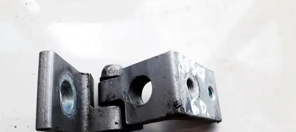 Skoda Octavia Mk2 (1Z) Rear door lower hinge 1Z0833402B