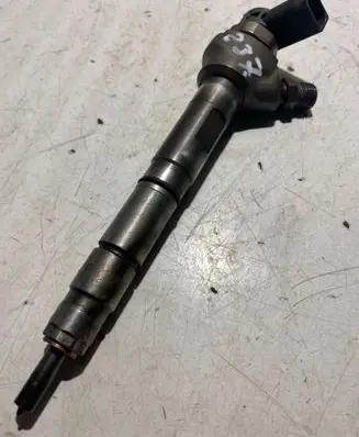 Volkswagen PASSAT B7 Fuel injector 0445110369