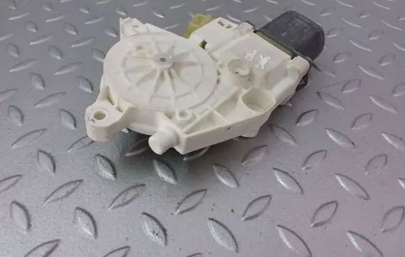 Mercedes-Benz C W204 Front door window regulator motor A2048200142
