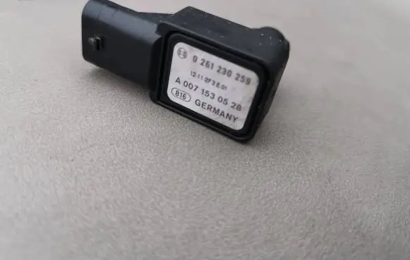 Mercedes-Benz ML W166 Air pressure sensor A0071530528 0261230259 1211273E01