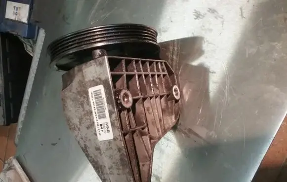 BMW 1 E81 E87 Power steering pump mounting bracket 7692974546