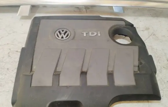 Volkswagen Golf VI Engine cover (trim)