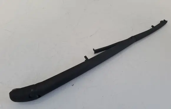 Rear wiper blade arm