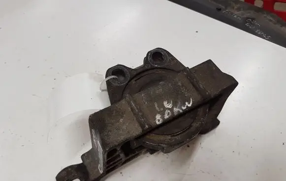 Volvo V50 Engine mount bracket 307396