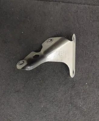 Audi Q7 4L Fender mounting bracket 4L0821136