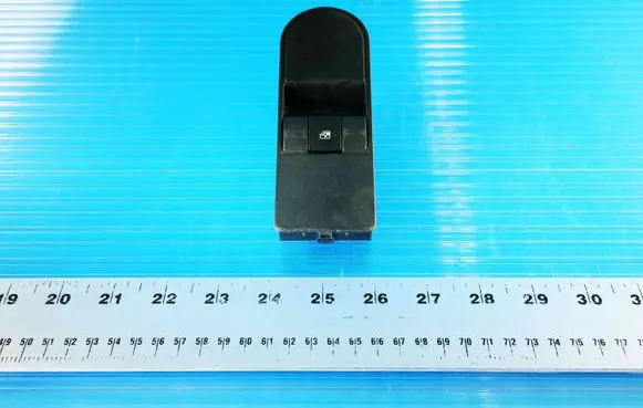 Opel Zafira B Electric window control switch 13228709