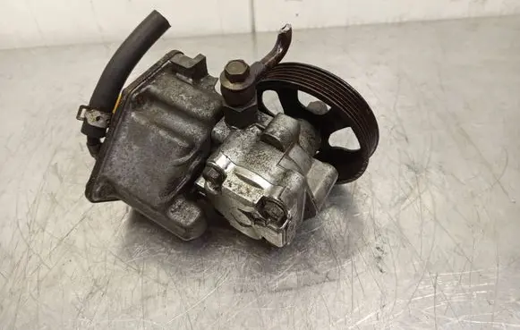 Subaru Impreza I Power steering pump 7005004 JKC8216A