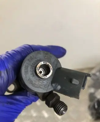 Volvo V50 Fuel injector 328480