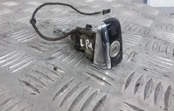 Mercedes-Benz E W210 Front door lock (next to the handle) 