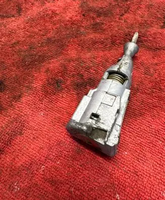 Volkswagen Tiguan Front door lock (next to the handle) 