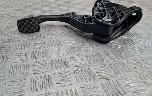 Volkswagen Touran I Clutch pedal 1T1721059AM