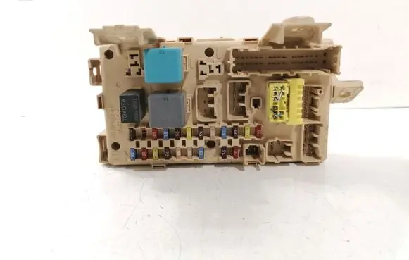 Toyota Avensis T250 Fuse module 82641CA010F
