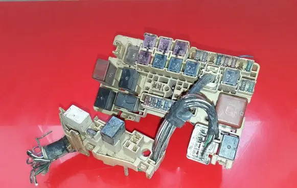 Toyota Avensis T220 Fuse module NOCODE