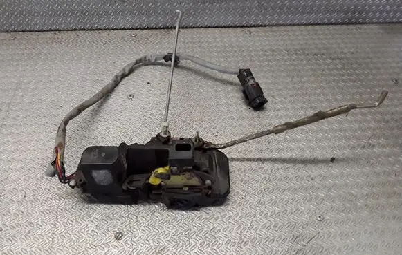 KIA Carens I Front door lock