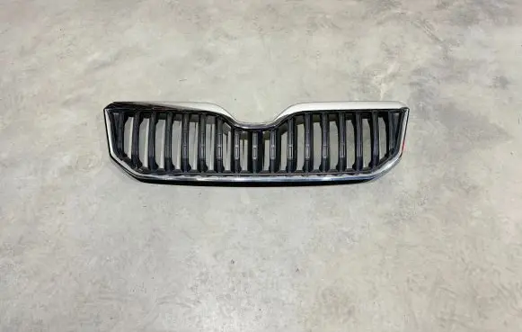 Skoda Yeti (5L) Front bumper upper radiator grill 5L0853668A