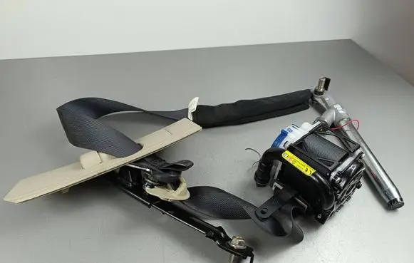 Mitsubishi Outlander Front seatbelt 305257810