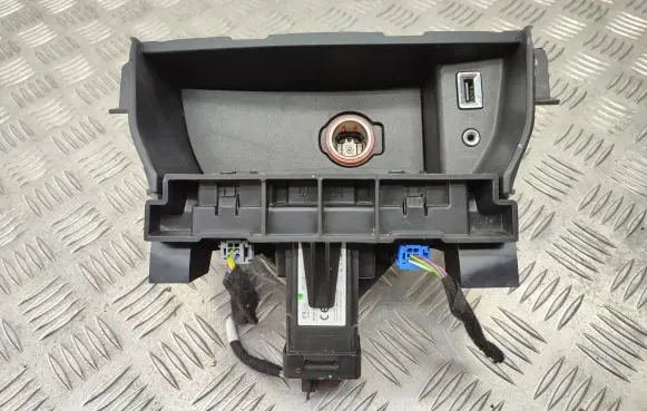 Peugeot 308 USB socket connector 
