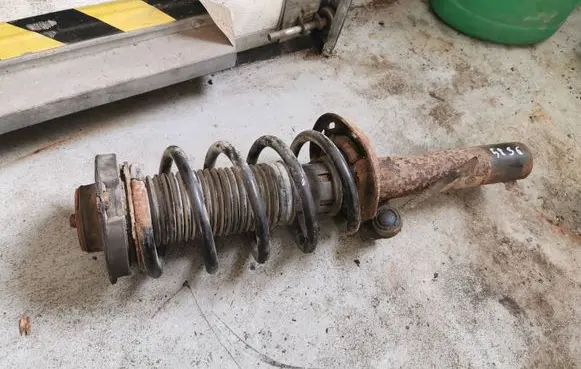 Volkswagen Touran I Front shock absorber/damper
