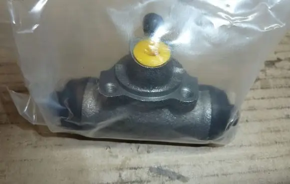 Nissan PickUp Front brake caliper J3231107