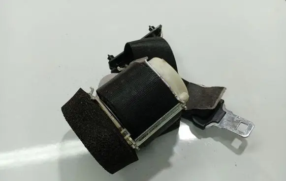 Middle seatbelt (rear)