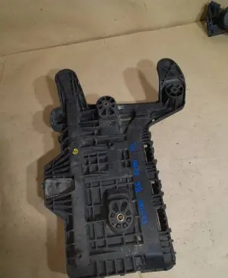 Volkswagen PASSAT B6 Battery box tray 1K0915333