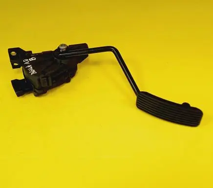Accelerator throttle pedal