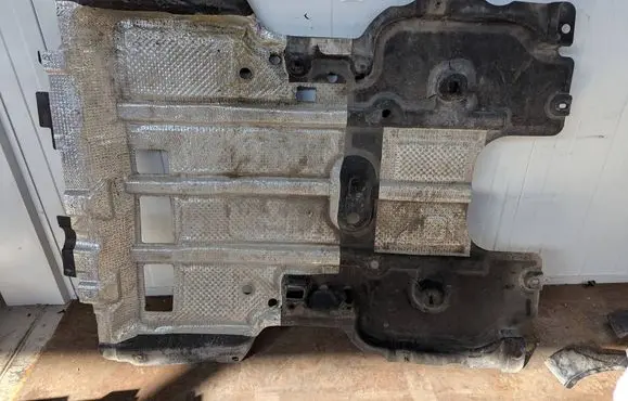 Citroen C4 X Engine splash shield/under tray 9830181780