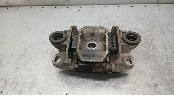 Ford Mondeo Mk III Engine mounting bracket 1S717M122