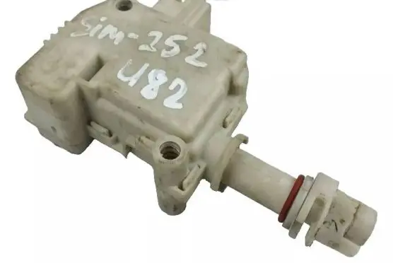 Volkswagen PASSAT B5 Central locking motor 3B0810773