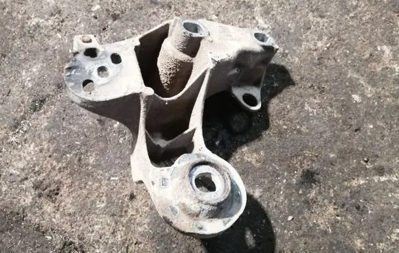 Audi A6 S6 C5 4B Engine mounting bracket 4B0199352B