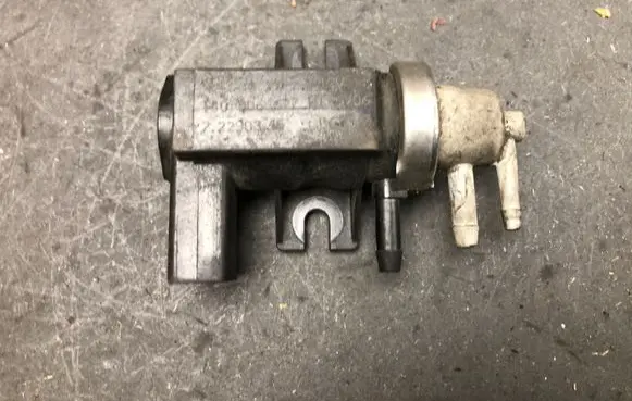 Volkswagen Touran I Turbo solenoid valve 1J0906627B