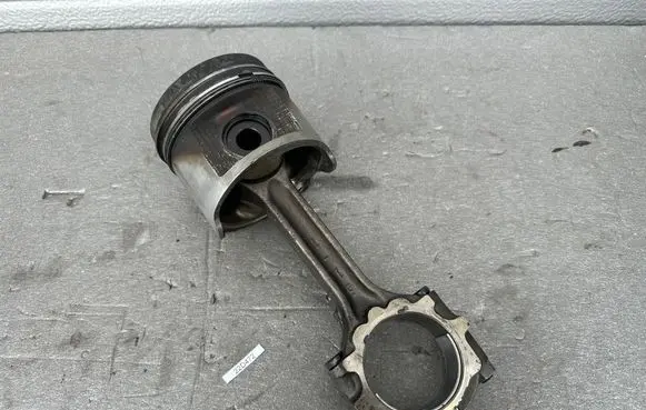 Nissan King Cab, Navara Piston with connecting rod A2010VK576