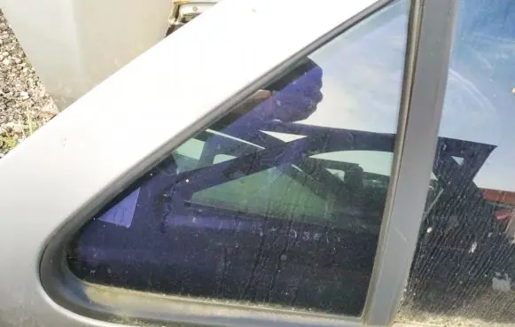 Peugeot 406 Rear vent window glass 