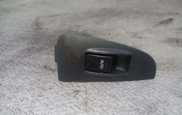 Toyota Avensis T250 Electric window control switch