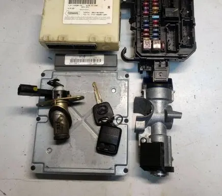 Mazda Tribute Engine ECU kit and lock set 1L8U-12A650-CA