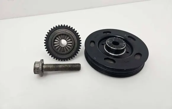 Volkswagen Golf VII Crankshaft pulley 06B105243F
