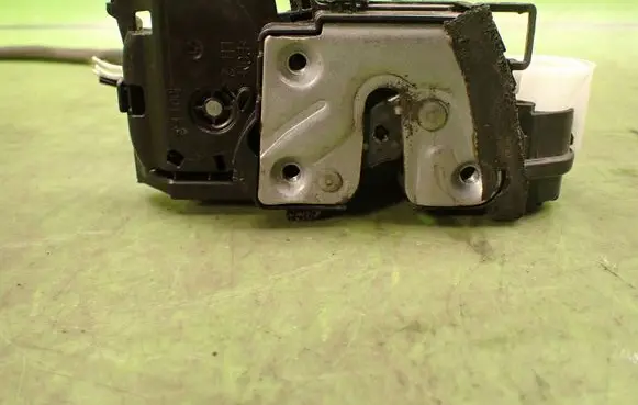 Renault Clio IV Front door lock 805033000R