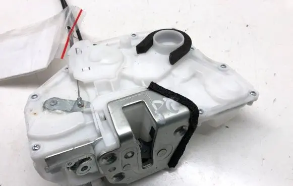Suzuki SX4 S-Cross Front door lock 82201-61MA2