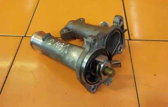 Volvo S60 Thermostat/thermostat housing BM5G9K478AA