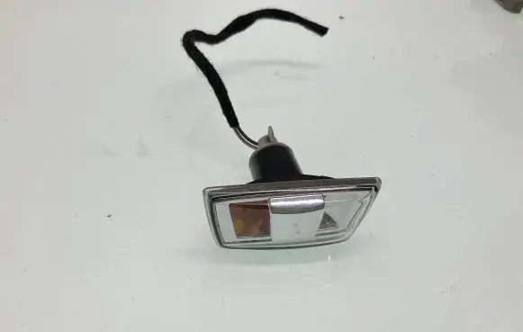 Opel Zafira B Front fender indicator light 13131298