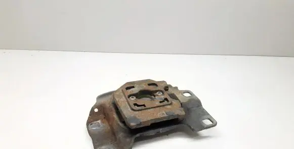 Volvo C30 Engine mount bracket V617M121AB