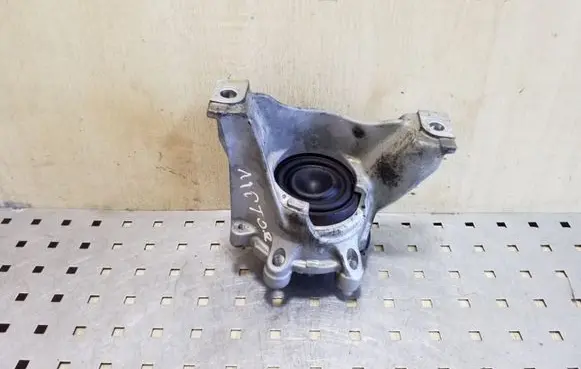 Honda CR-V Engine mount bracket