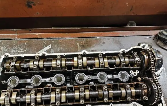 BMW 5 E34 Engine head 1738744