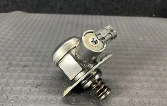 Jaguar XF X250 Fuel injection high pressure pump 8W939D376AE
