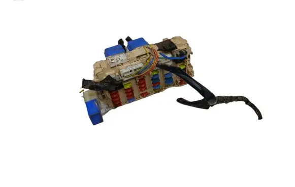 Nissan X-Trail T30 Fuse module 2523079981