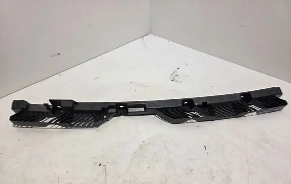 Rear bumper mounting bracket