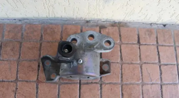 Opel Corsa D Engine mount vacuum valve 13130741